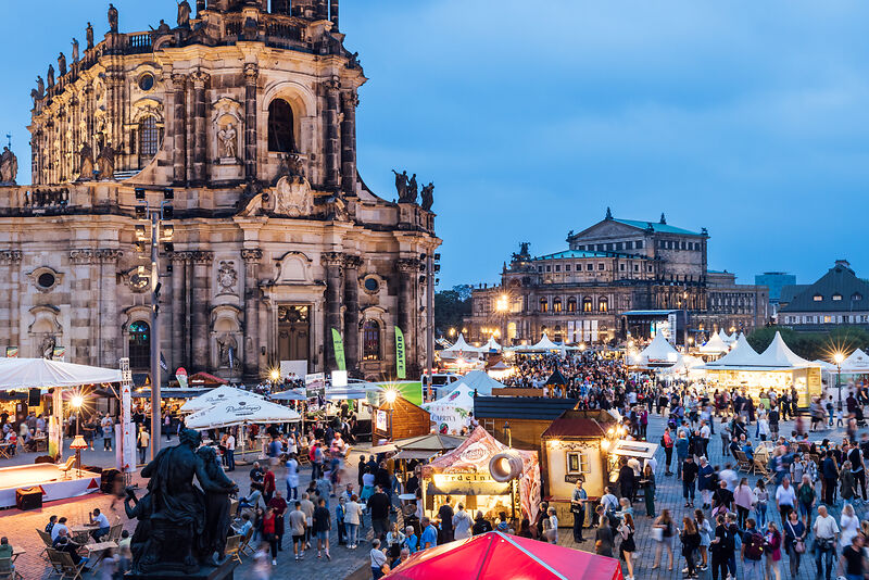 Das Stadtfest Dresden bei Nacht – stimmungsvolle Lichter, lebendige Atmosphäre und unvergessliche Momente. Ein Fest, das die Altstadt in ein strahlendes Meer aus Kultur, Musik und Lebensfreude taucht. Foto: Thomas Rötting (DML-BY) --- The Dresden City Festival by night - atmospheric lights, a lively atmosphere and unforgettable moments. A festival that bathes the Old Town in a radiant sea of culture, music and joie de vivre. Photo: Thomas Rötting (DML-BY)