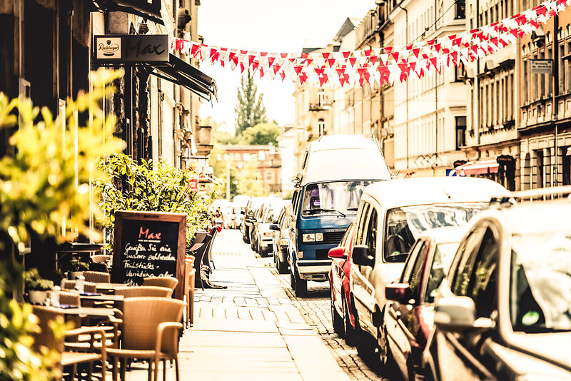 Die Louisenstraße in der Dresdner Neustadt ist für ihre Kneipen und Bars bekannt. Das Stadtviertel 'Äußere Neustadt' ist das Zentrum der Barkultur in Dresden. Egal ob vormittags zum Brunch oder Abends zur gepflegten Kneipen- und Party-Tour, die Dresdner Neustadt ist in jedem Fall eine gute Adresse. Foto: Moritz Schlieb (DML-BY) -- Pubs in the Dresdner Neustadt - The Louisenstraße in the Dresdner Neustadt is famous for its pubs and bars. The district 'Äußere Neustadt' is the centre of bar culture in Dresden. Whether in the morning for brunch or in the evening for a cultivated pub and party tour, the Dresdner Neustadt is a good address in any case. Photo: Moritz Schlieb (DML-BY)