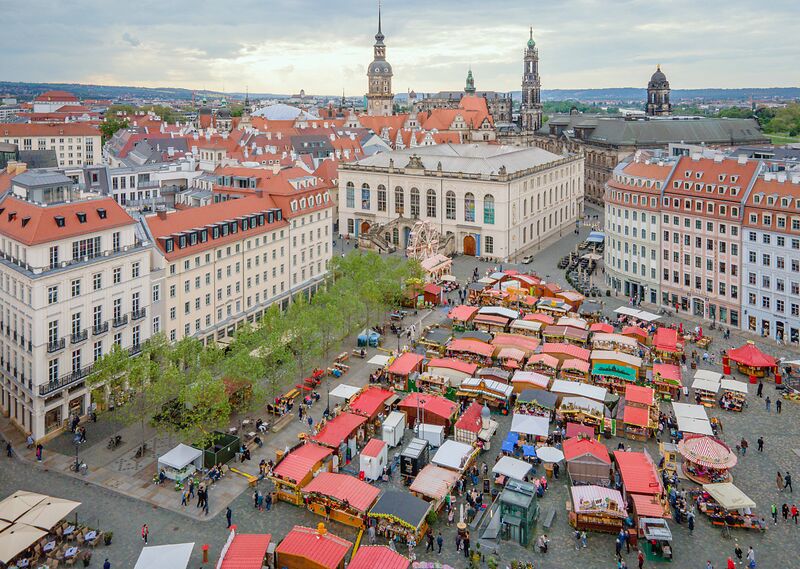 Drohnenaufnahme des Dresdner Frühlingsmarktes auf dem Neumarkt in Dresden. Der Markt zieht Menschen aller Altersgruppen an und strahlt eine festliche Atmosphäre aus. Hier wird die jahrhundertealte Dresdner Markttradition zelebriert. Foto: Sebastian Weingart (DML-BY) --- Drone shot of the Dresden Spring Market on the Neumarkt in Dresden. The market attracts people of all ages and exudes a festive atmosphere. This is where Dresden's centuries-old market tradition is celebrated. Photo: Sebastian Weingart (DML-BY)