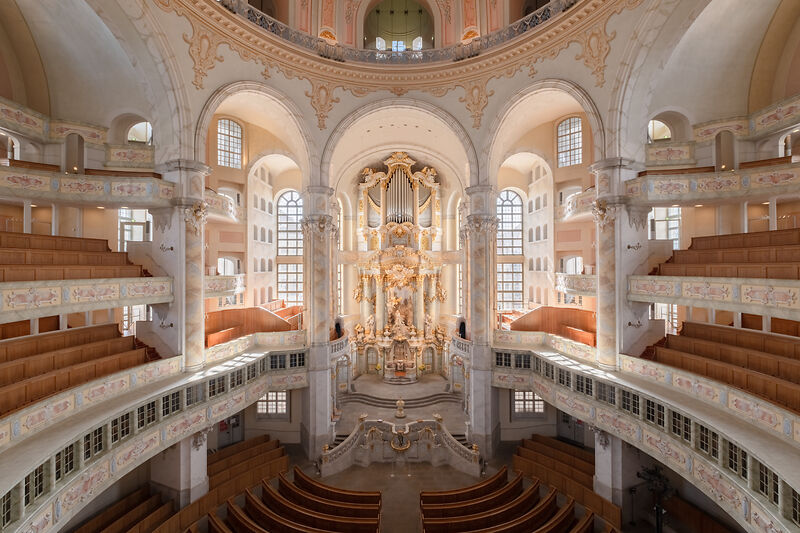 Der beeindruckende Innenraum der Frauenkirche Dresden fasziniert Besucher mit seiner prachtvollen Kuppel und detailreichen Gestaltung. Der 1743 vollendete barocke Monumentalbau krönte über zwei Jahrhunderte die Silhouette des alten Dresden. Im Februar 1945 zerstört, wurde sie nach der Wiedervereinigung mit großen Spenden aus aller Welt wieder aufgebaut. Foto: Antoine Bonin (DML-BY)