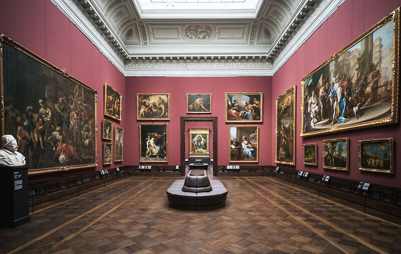 Die Gemäldegalerie Alte Meister mit Blick auf die Sixtinische Madonna von Rafael. Foto: Sebastian Weingart (DML-BY) -- The Old Masters Picture Gallery with a view of Rafael's Sistine Madonna. Photo: Sebastian Weingart (DML-BY)