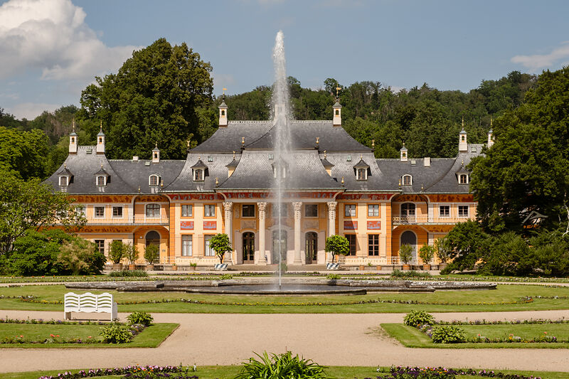 Schloss Pillnitz war einst die Sommerresidenz des sächsischen Hofes und scheint einem Märchen aus 1001 Schloss Pillnitz ist mit seinen Pavillons und Gärten im Stil des Chinoiserie eine der größten chinesisch inspirierten Parkanlagen Europas. Einst Sommerresidenz des sächsischen Hofes, vereint es barocke Eleganz und exotischen Charme in einzigartiger Weise. Foto: Antoine Bonin (DML-BY)