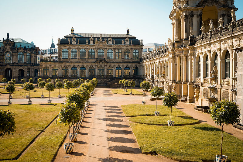 Blick vom Innehof des Zwingers in Dresden. Foto: Michael R. Hennig (DML-BY) -- View from the inner courtyard of the Zwinger in Dresden. Photo: Michael R. Hennig (DML-BY)